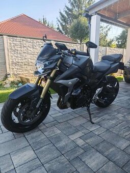 Suzuki gsr 750