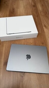 MacBook Air 13" (M2, 2022) – výborný stav