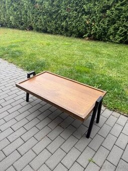 Konferenčný stolík z masívneho duba s kovovými nohami.