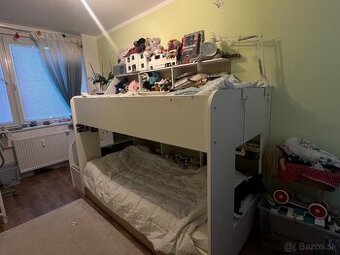 Poschodova posteľ s knižnicou