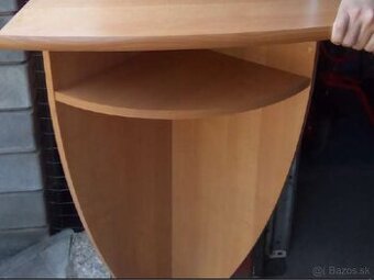 Nástenná rohová polica