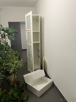 Vysoká úzka skriňa (ikea) – biela, so sklenenými výplňami