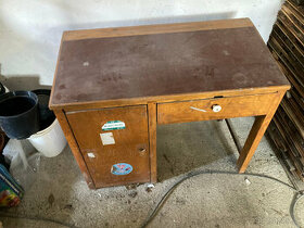 Darujem za odvoz starý písací stôl