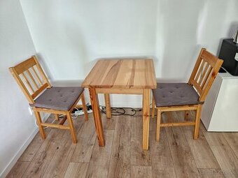 Stôl so stoličkami