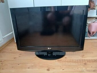 LCD TV s vysoko lesklým povrchom (LG)