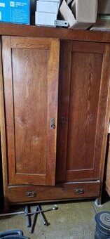 Starý masívny nábytok