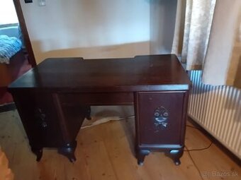 Krásny masívny stôl