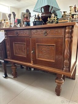 Elegantná starožitná komoda z masívu s ručnou rezbou