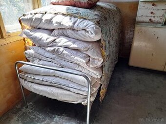 Železná posteľ aj spáperovými perinami.