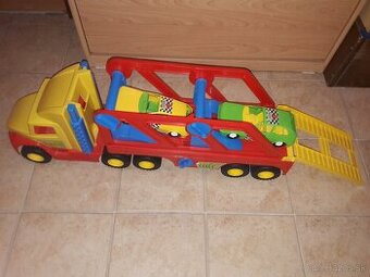 Veľký autoťahač s dvomi autíčkami.