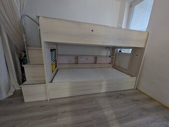 Dvojposchodová posteľ (bez matracov) – rozobratá a pripraven