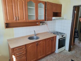 Kuchynská linka s drezom a digestorom