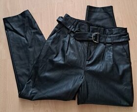 Čierne koženkove nohavice, L