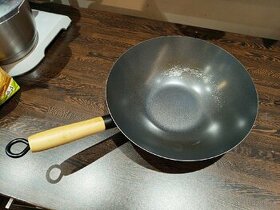 Predám oceľový non-stick wok