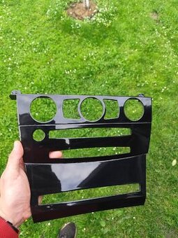 BMW E60 predfl - dekor rádia