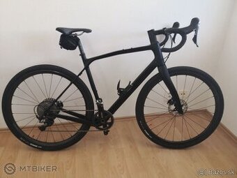 Pinarello Granger X5, kolesa Campagnolo levante.
