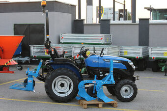 Predvádzací stroj - Solis 22 s vyorávačom, pluhom a závažím