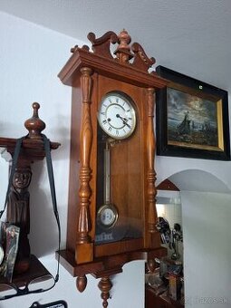 Predám funkčné nástenné hodiny Franz Hermle Germany polbicie