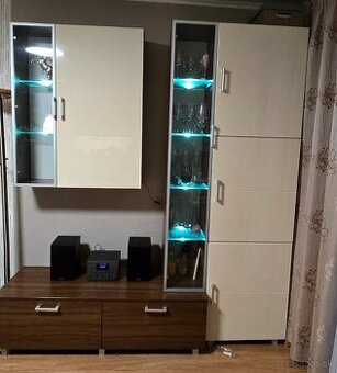 Obývacia stena s osvetlením