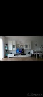 Biela obývacia stena