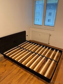 Postelovy ram s ciernym latkovym potahom za symbolicku cenu