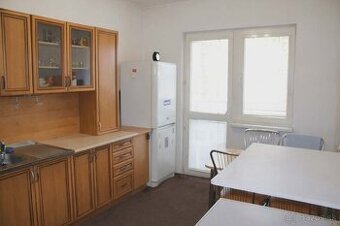 Na PREDAJ veľkometrážny 4-izbový byt, 84 m2, Handlová