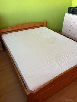 Postel s matracom