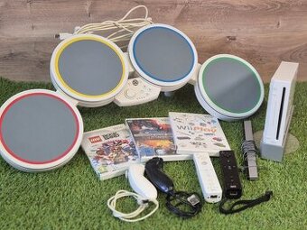 Nintendo Wii, 2 ovládače, bicie a 3 hry