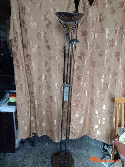 Moderná stojaca lampa