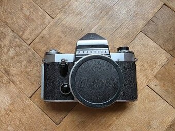 Praktica MAT s objektívom – klasický filmový fotoaparát