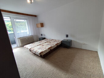 Nájom 3i bytu na poslednom poschodí s balkónom (Nová Baňa)