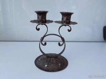 Starý kovový svietnik