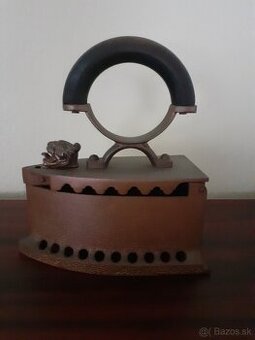 Starý kovový svietnik, žehlička, džezva, samovar, petrolejka