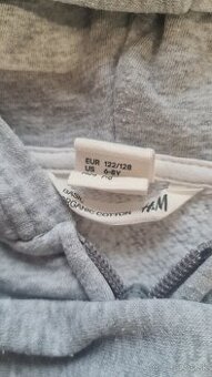 1x mikina ( modrá), 2 x mikina siva, 1 x teplaky ( modre)