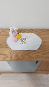 Veľkonočné dekorácie s vyšívaným obrúskom