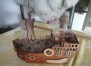 Drevená loďka s pohárikmi
