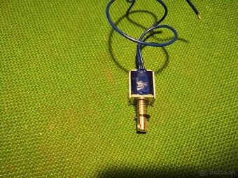 Solenoid, elektromagnet, piest