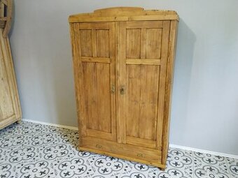 Stará, secesní skříň po renovaci, voskovaná 2