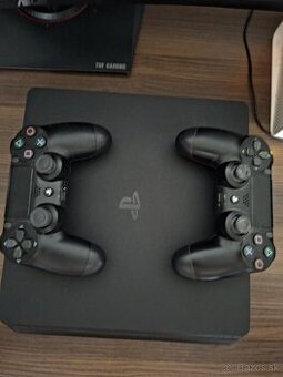 Predám PS4 +2 ovládače