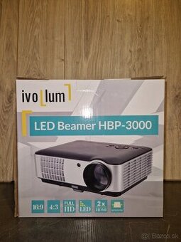 Projektor a plachta na premietanie