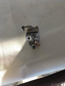 Karburátor na pilu Stihl