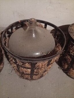 Predám 3 demižony 50l+2 sudky na masť.