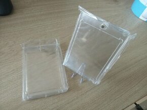 Magnetický držiak Pokémon kariet so stojanom