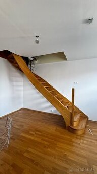 Dubove masivne schody