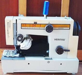 Kufríkový šijací stroj.