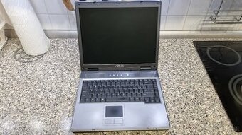 Predam nefunkcny Asus laptop na opravu ci diely
