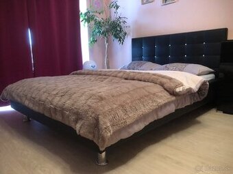 Posteľ s roštom a matracom 140x200