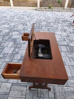 Stôl so starým šijacím strojom