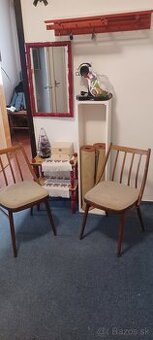 Vešiakova stena ,polička, stoličky