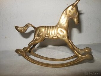 Mosadzný hojdací koník